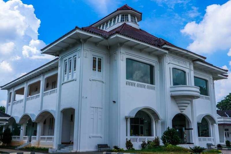 Gedung Juang : Informasi Harga Tiket dan Jam Buka Operasional 2023