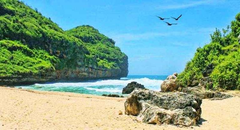 Informasi Lokasi dan Harga Tiket Pantai Butuh 2023