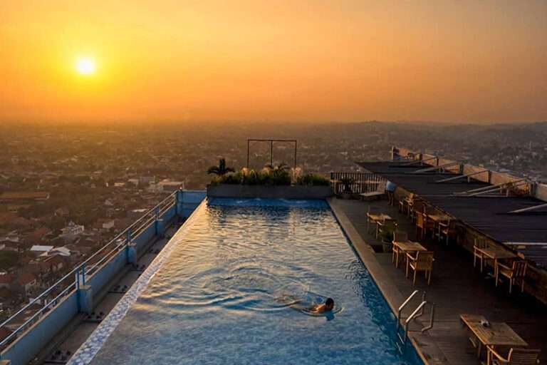 8 Hotel di Semarang yang Ada Kolam Renang