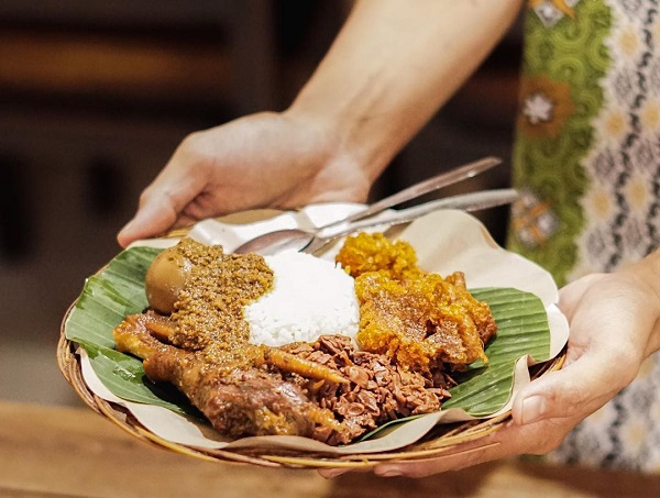 9 Rekomendasi Gudeg Enak Di Jogja, Wajib Dinikmati! - Belvania Trans