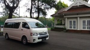 Rental Mobil Surabaya Lepas Kunci