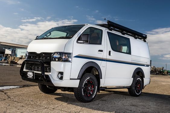 Tips Aman dan Nyaman Berkendara dengan Sewa Hiace Bandung