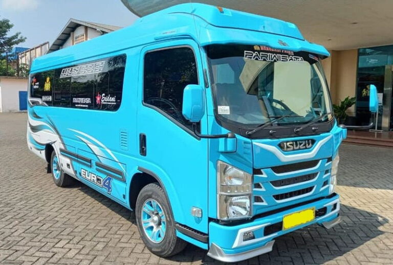 Keuntungan Sewa Elf Untuk Perjalanan Wisata Bersama Keluarga Besar